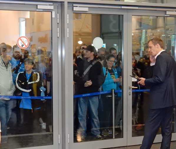 Photo of the crowd waiting to get in through the doors